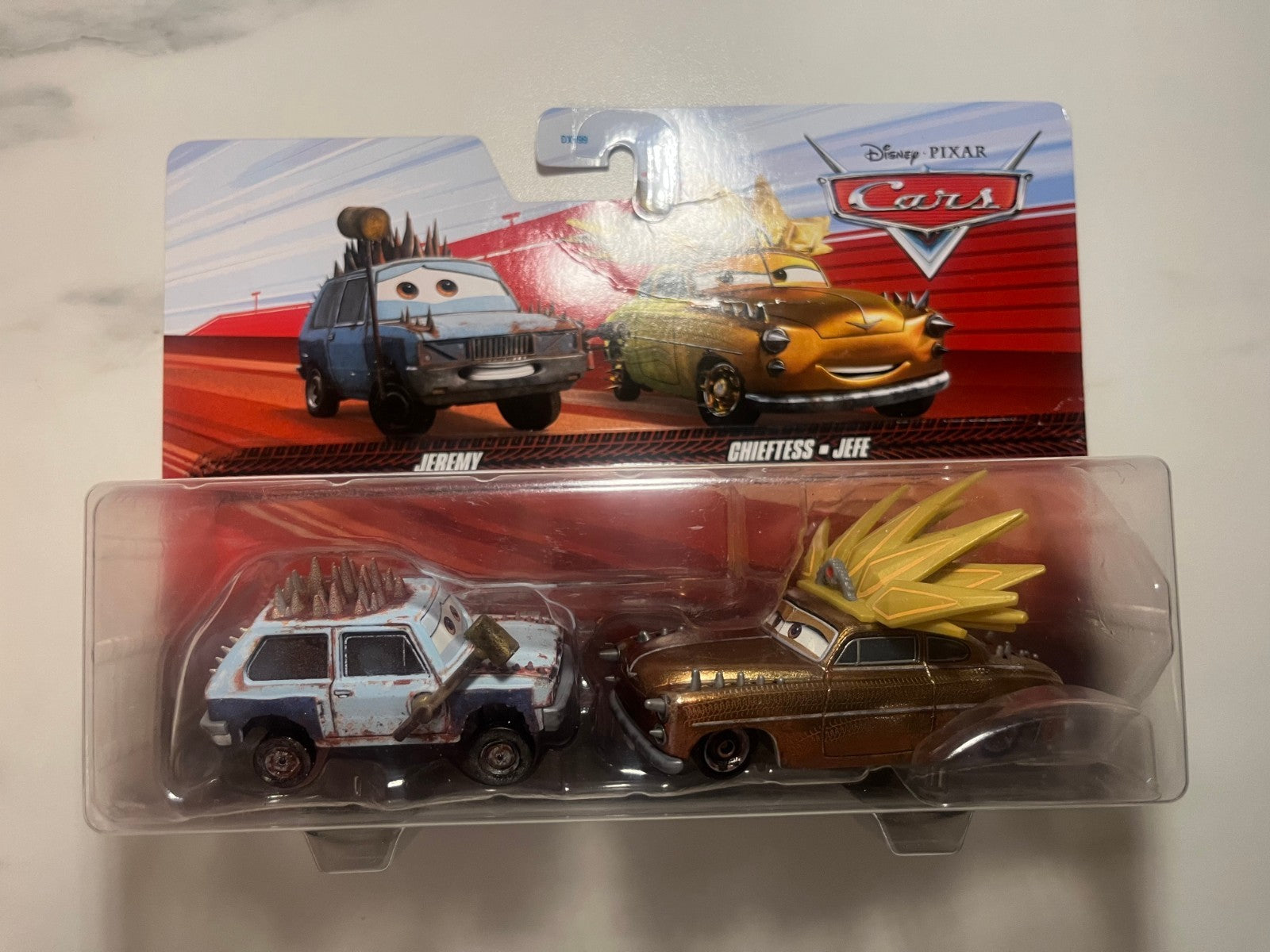 Coffret 2 voitures Cars Disney Pixar Jeremy + Chieftess