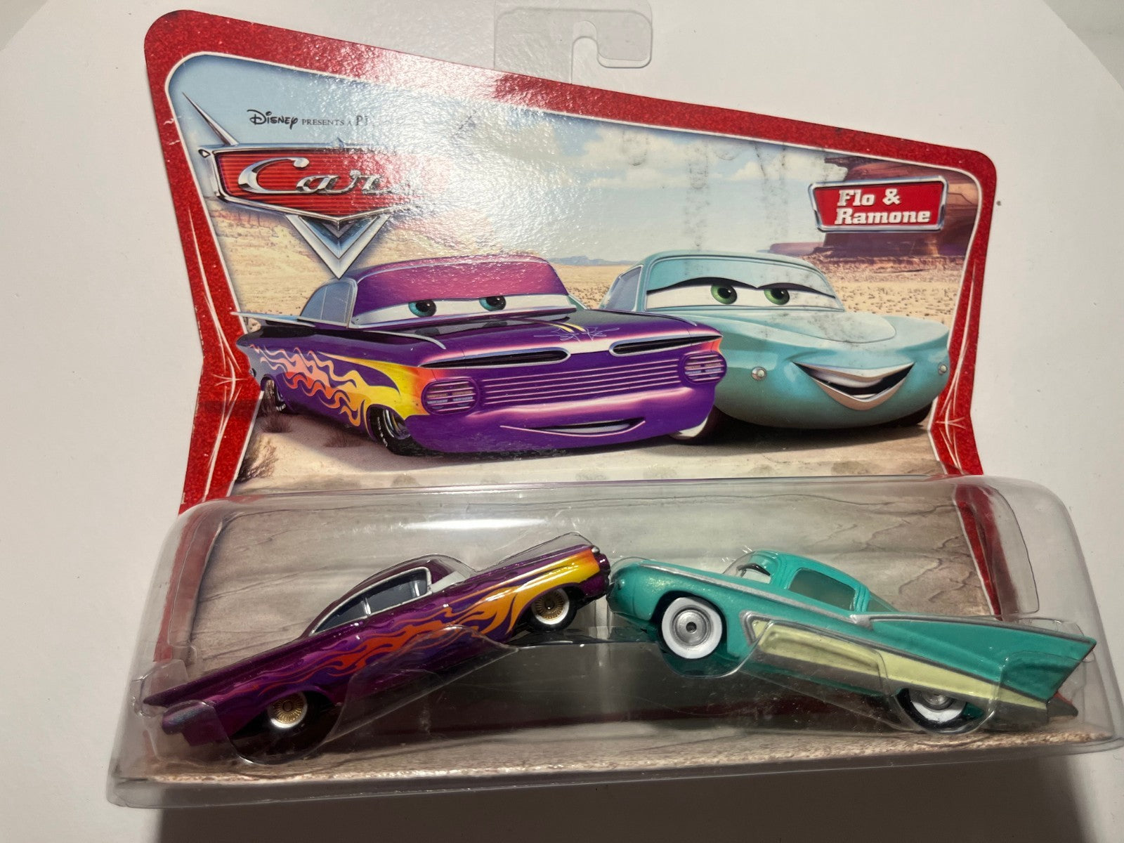 Coffret 2 Voitures Cars Disney Pixar Ramone + Flo